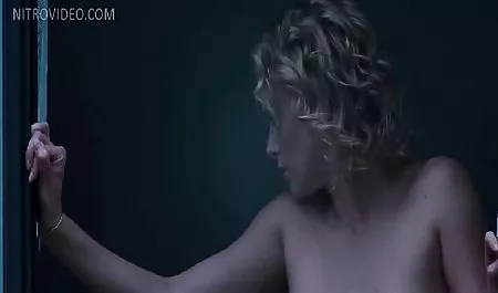 کوچک جوان نوجوان داغ Andi pink برهنه روی سینک روسی ازکون در آشپزخانه.